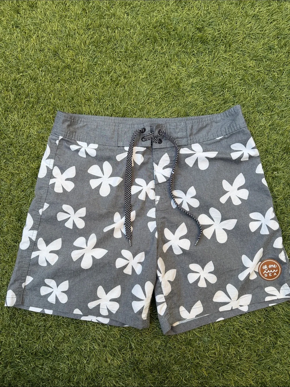 Of One Sea Men’s Floral Board Shorts Size 32 Gray Hawaiian Swim Trunks Beach